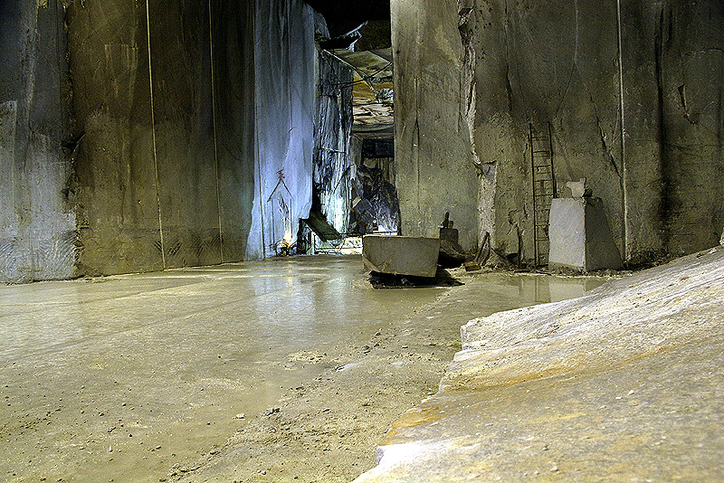 Carrara, cava in galleria...